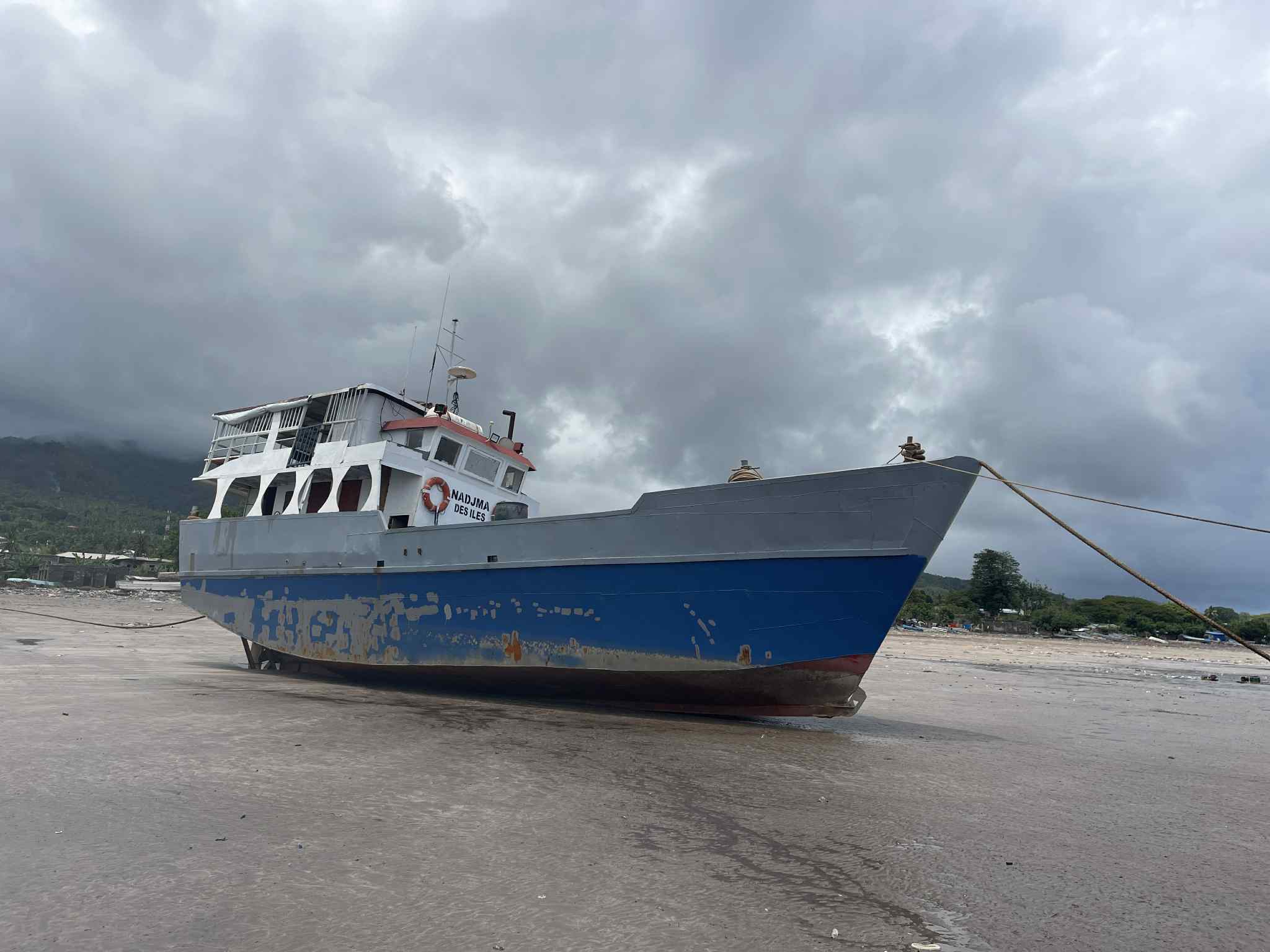 Le bateau  “ Nadjma des Îles”   clouée au mouillage par l’ANAM
